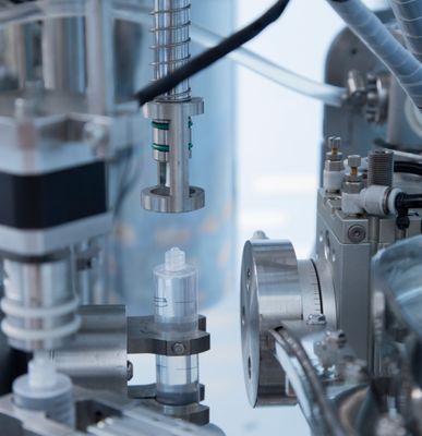 أوتوماتيكية عفيفة ذات مرة الطب السائل البلاستيكية المملوءة مسبقًا حقنة Pfs آلة ملء