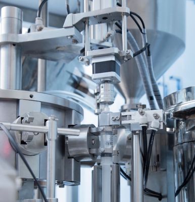 آلة ملء الحقن المملوءة مسبقاً الآلية 220V 380V معتمدة من قبل المعهد