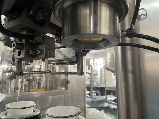 آلة تعبئة وختم أنابيب مستحضرات التجميل الأوتوماتيكية التي تسيطر عليها لغسول اليد المطهر الهلامي والمرهم ومنتجات العناية بالبشرة وكريم الأنبوب