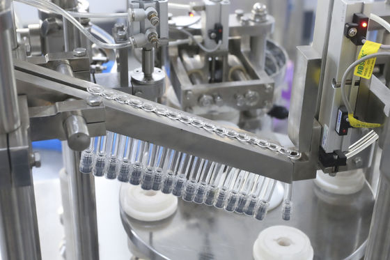 آلة ملء الحقنة المملوءة مسبقًا تلقائيًا لوير قفل غطاء آلة ملء الحقنة الزجاجية الجل والغطاء