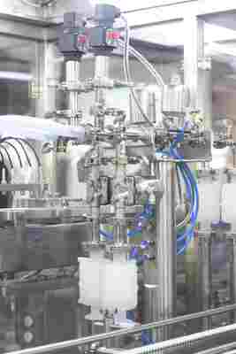 آلة تعبئة الحقن المعبأة مسبقًا الأوتوماتيكية عالية السعة من البلاستيك الصيدلاني GMP