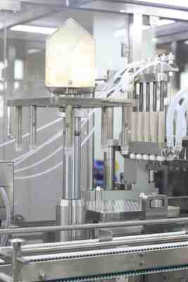 آلة تعبئة الحقن المعبأة مسبقًا الأوتوماتيكية عالية السعة من البلاستيك الصيدلاني GMP