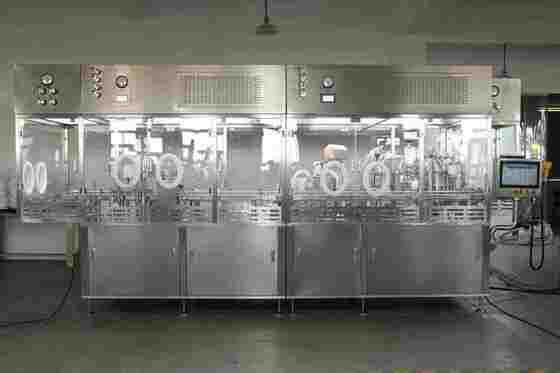 آلة تعبئة الحقن المعبأة مسبقًا الأوتوماتيكية عالية السعة من البلاستيك الصيدلاني GMP