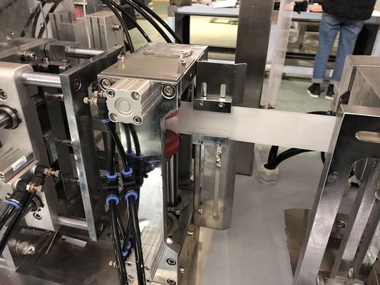 CPP Film Single Packing آلة تغليف مناديل مبللة قابلة للطي 120 كيس / دقيقة ، خط إنتاج مناديل المناديل